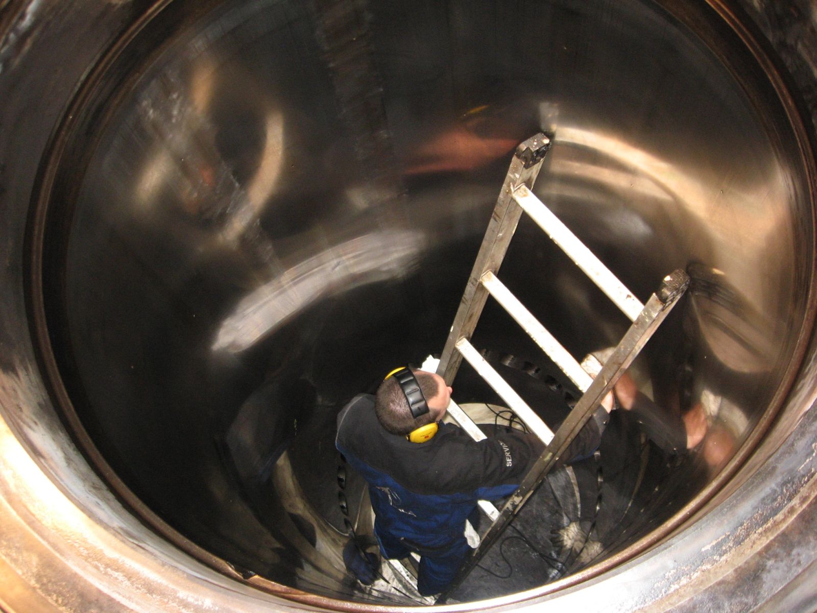Piston change — Wartsila Sulzer 9 RTA 96