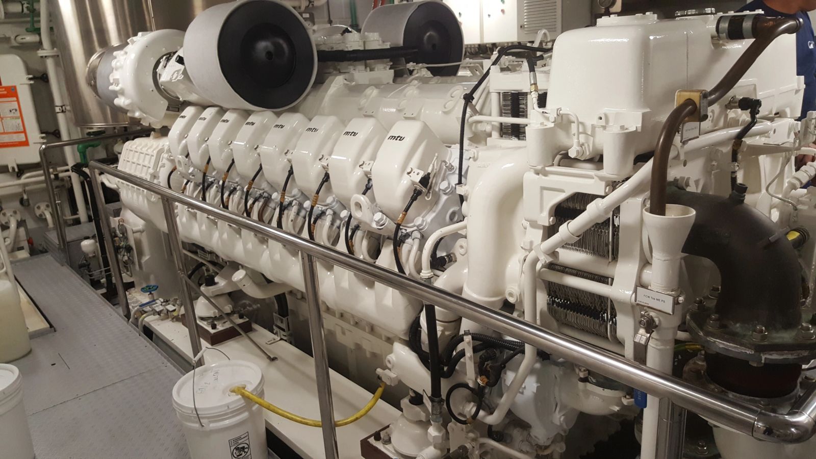 MTU 16V4000 — Broken cylinder liner repair