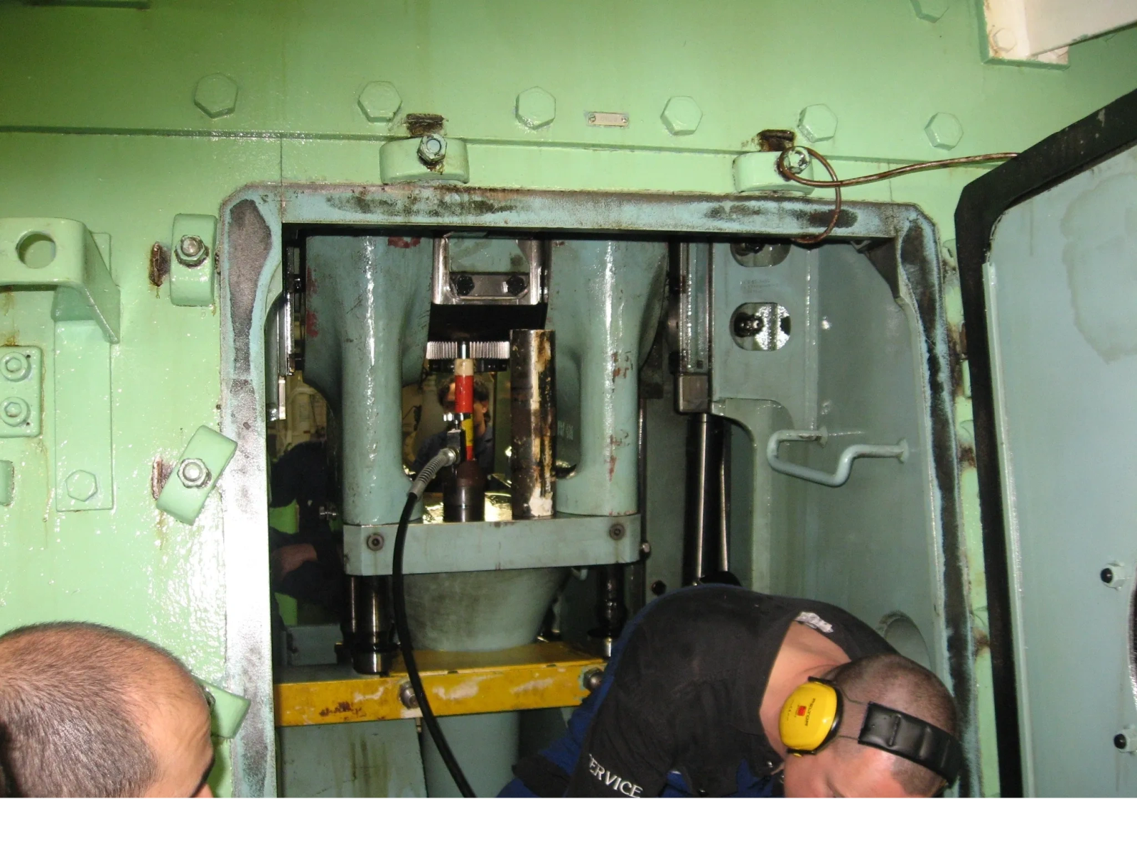 Upper conrod bearing inspection — MV Pacific Sun