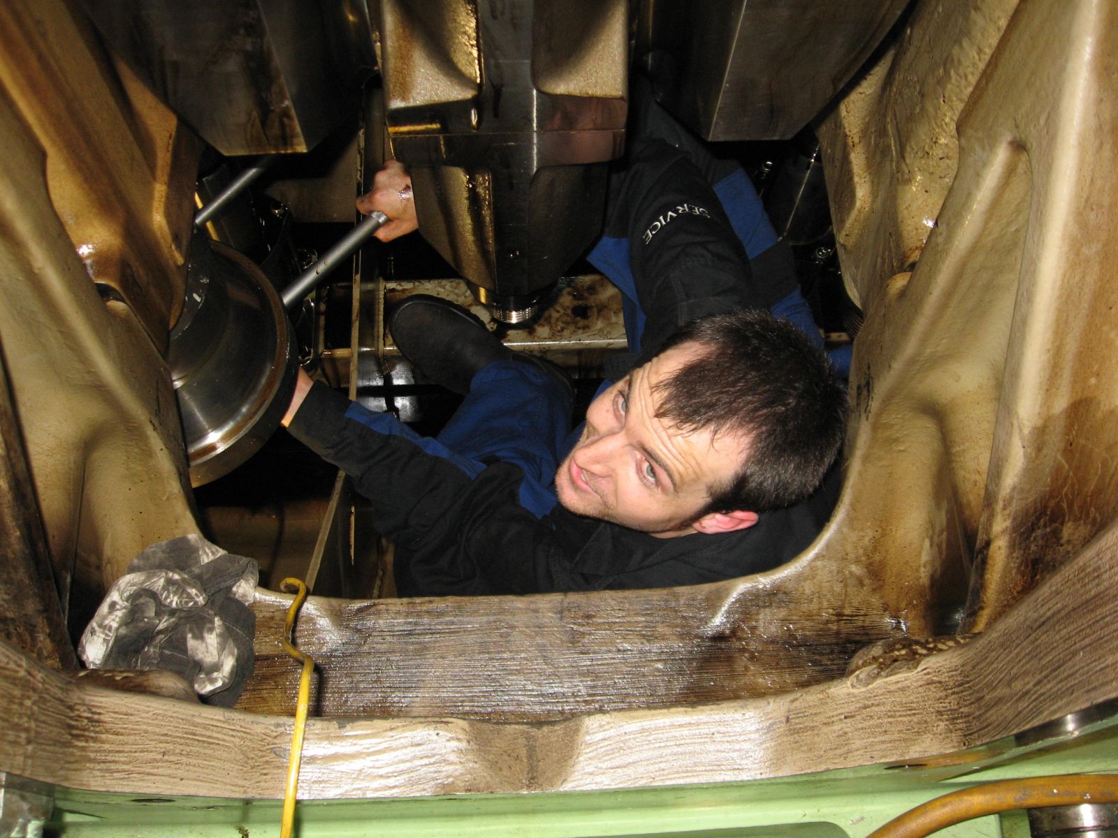 M V PIONEER — Main bearing inspection and replacement