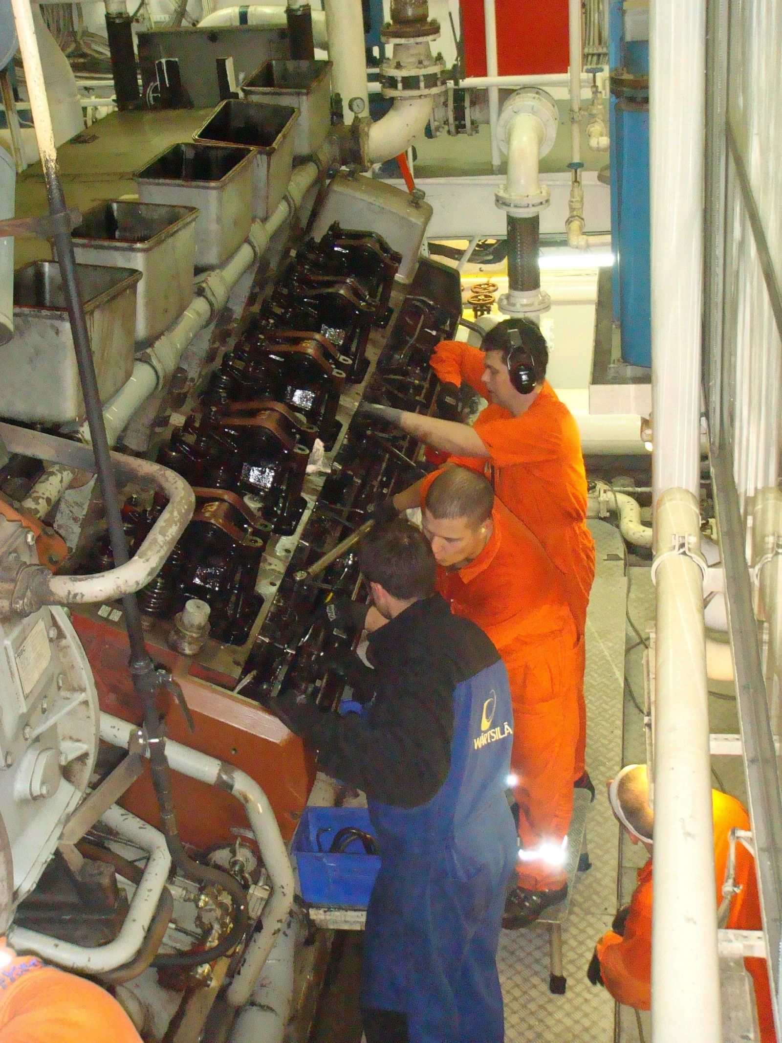 Geco Triton overhaul of fuel injection pumps, Wartsila 12V32 — North West Shelf, Western Australia